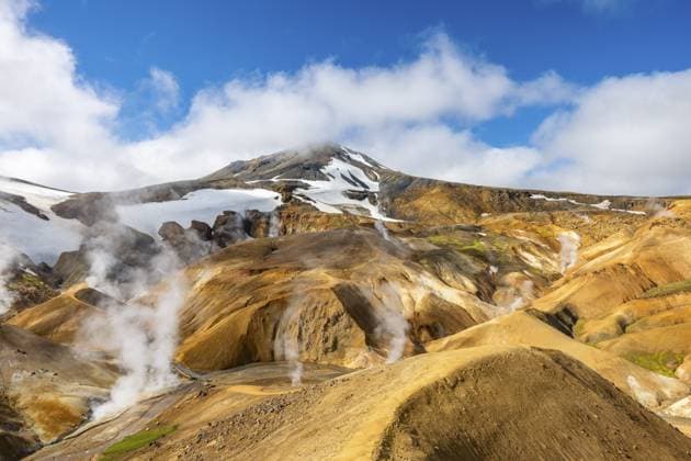 Dampfende Quellen und bunte Rhyolith Berge, Geothermalgebiet Hveradalir, Kerlingarfjöll, Isländisches Hochland, Island Steaming springs and colourful rhyolite mountains, Hveradalir geothermal area, Kerlingarfjöll, Icelandic Highlands, Iceland Copyright: imageBROKER RobertxHaasmann ibxroh15197143.jpg