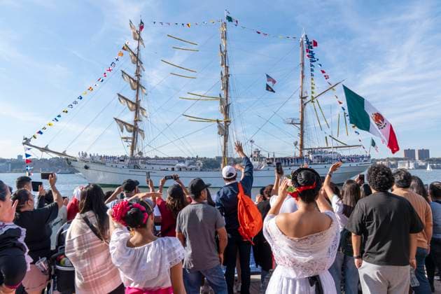 People bid farewell to the Mexican Navy training ship Cuauhtemoc in New York City, USA 04 October 2025. The training ship Cuauhtemoc, which suffered a crash on May 13 when its three masts collided with the Brooklyn Bridge, is setting sail from Hudson River Park on its way back to Mexico. The training ship Cuauhtemoc returns to Mexico after an accident in Brooklyn !ACHTUNG: NUR REDAKTIONELLE NUTZUNG!  Copyright: xAngelxColmenaresx AME5093 20251004-55018129723_1