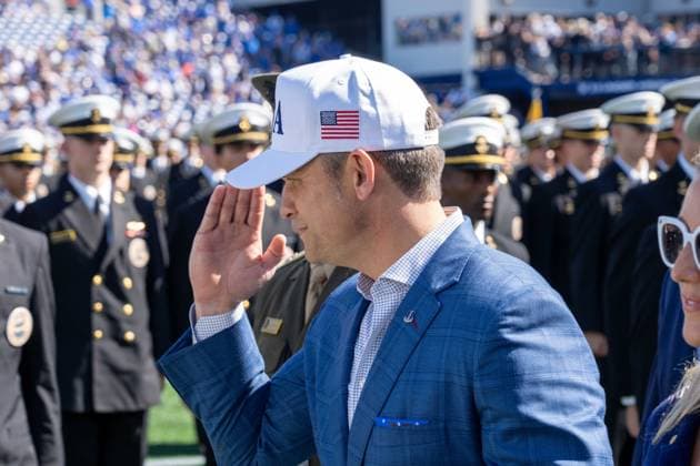 October 4, 2025, Annapolis, Maryland, USA: Secretary of War PETE HEGSETH salutes while walking in front of the Brigade of Midshipmen at the Navy vs. Air Force football game. Annapolis USA - ZUMAs365 20251004_znp_s365_002 Copyright: xJoeyxSussmanx