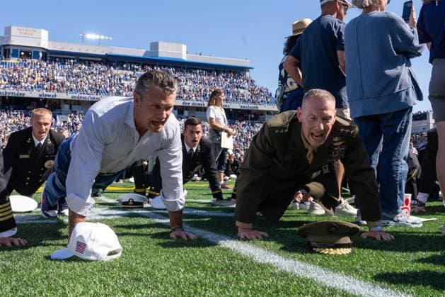 October 4, 2025, Annapolis, Maryland, USA: Secretary of War PETE HEGSETH and United States Naval Academy Superintendent Marine Corps Lieutenant General MICHAEL J. BORGSCHULTE participate in a world record attempt for the most people doing pushups in one minute at the Navy vs. Air Force football game. Annapolis USA - ZUMAs365 20251004_znp_s365_005 Copyright: xJoeyxSussmanx