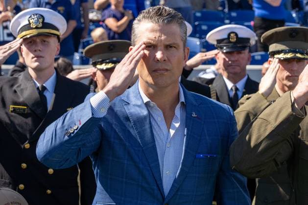 October 4, 2025, Annapolis, Maryland, USA: Secretary of War PETE HEGSETH salutes during the national anthem at the Navy vs. Air Force football game. Annapolis USA - ZUMAs365 20251004_znp_s365_004 Copyright: xJoeyxSussmanx