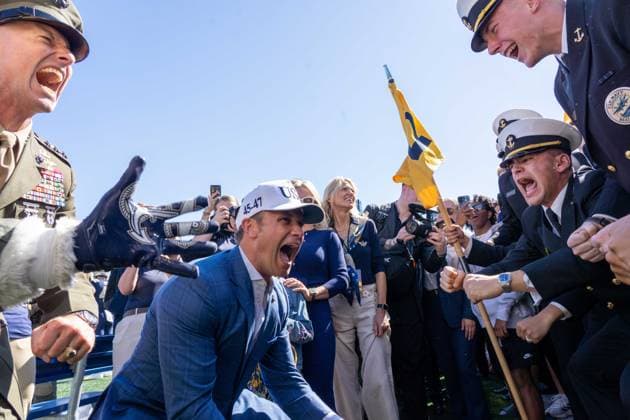 October 4, 2025, Annapolis, Maryland, USA: Secretary of War PETE HEGSETH yells into a crowd of Midshipmen to hype them up as they cheer back at the Navy vs. Air Force football game. Annapolis USA - ZUMAs365 20251004_znp_s365_010 Copyright: xJoeyxSussmanx