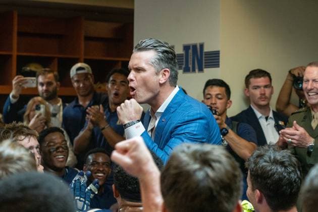 October 4, 2025, Annapolis, Maryland, USA: Secretary of War PETE HEGSETH raises his fist as he cheers on the Naval Academy football team in their locker room after Navy beat Air Force. Annapolis USA - ZUMAs365 20251004_znp_s365_016 Copyright: xJoeyxSussmanx