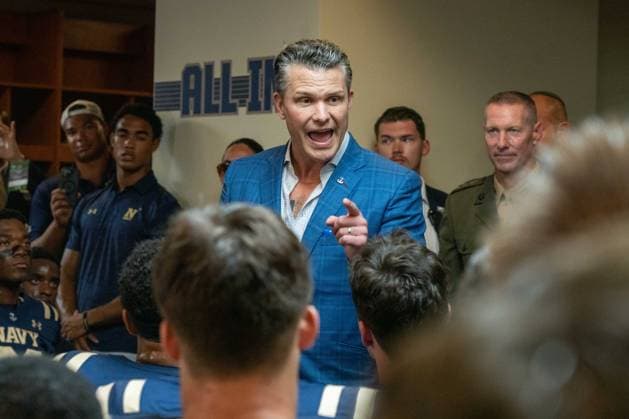 October 4, 2025, Annapolis, Maryland, USA: Secretary of War PETE HEGSETH speaks to the Naval Academy Midshipmen football team in their locker room after they beat Air Force. Annapolis USA - ZUMAs365 20251004_znp_s365_019 Copyright: xJoeyxSussmanx