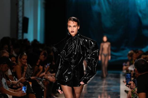 LISBOA FASHION WEEK A model walks the runway during 2B fashion show at Lisboa Fashion Week, ModaLisboa Base, in Lisbon, Portugal. 03.10.2025 Lisboa Patio da Gale Lisboa Portugal Copyright: xBrunoxdexCarvalhox