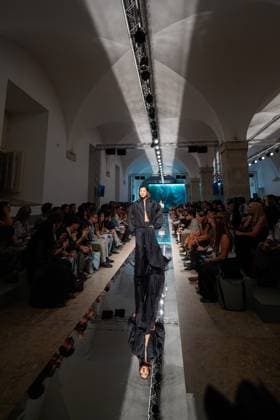 LISBOA FASHION WEEK A model walks the runway during 2B fashion show at Lisboa Fashion Week, ModaLisboa Base, in Lisbon, Portugal. 03.10.2025 Lisboa Patio da Gale Lisboa Portugal Copyright: xBrunoxdexCarvalhox
