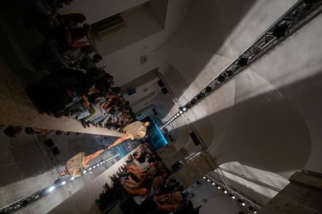 LISBOA FASHION WEEK A model walks the runway during 2B fashion show at Lisboa Fashion Week, ModaLisboa Base, in Lisbon, Portugal. 03.10.2025 Lisboa Patio da Gale Lisboa Portugal Copyright: xBrunoxdexCarvalhox