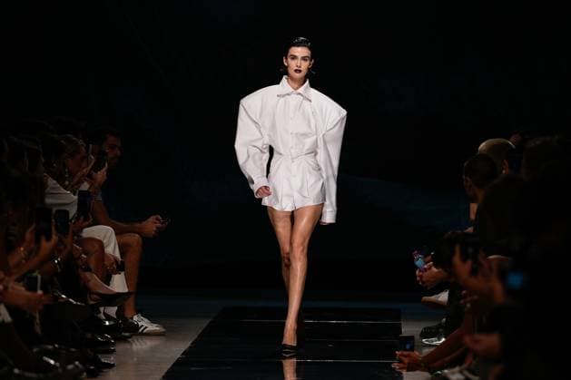 LISBOA FASHION WEEK A model walks the runway during 2B fashion show at Lisboa Fashion Week, ModaLisboa Base, in Lisbon, Portugal. 03.10.2025 Lisboa Patio da Gale Lisboa Portugal Copyright: xBrunoxdexCarvalhox