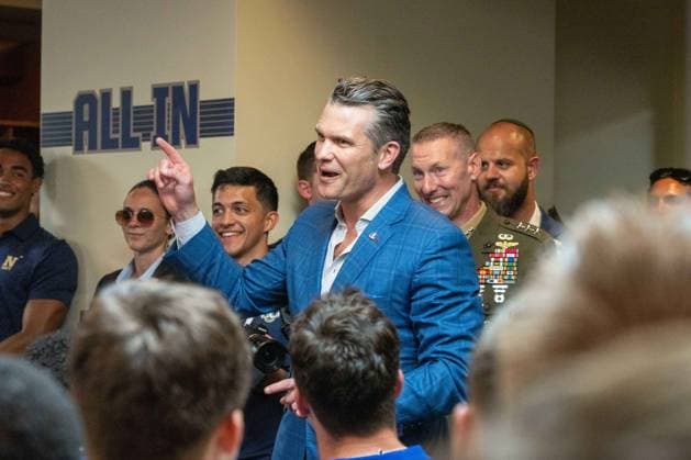 October 4, 2025, Annapolis, Maryland, USA: Secretary of War PETE HEGSETH speaks to the Naval Academy Midshipmen football team in their locker room after they beat Air Force. Annapolis USA - ZUMAs365 20251004_znp_s365_017 Copyright: xJoeyxSussmanx