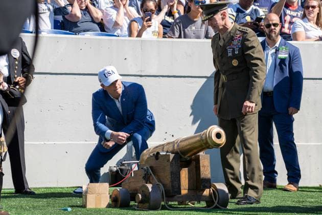 October 4, 2025, Annapolis, Maryland, USA: Secretary of War PETE HEGSETH prepares to fire a blank cannon at the Navy vs. Air Force football game. Annapolis USA - ZUMAs365 20251004_znp_s365_022 Copyright: xJoeyxSussmanx