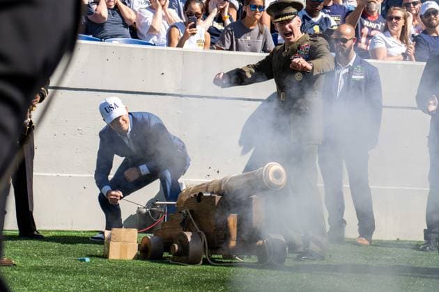 October 4, 2025, Annapolis, Maryland, USA: Secretary of War PETE HEGSETH fires a blank cannon to signal the end of a quarter as United States Naval Academy Superintendent Marine Corps Lieutenant General MICHAEL J. BORGSCHULTE cheers him on at the Navy vs. Air Force football game. Annapolis USA - ZUMAs365 20251004_znp_s365_023 Copyright: xJoeyxSussmanx
