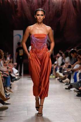 LISBOA FASHION WEEK A model walks the runway during Carlos Gil fashion show at Lisboa Fashion Week, ModaLisboa Base, in Lisbon, Portugal. 04.10.2025 Lisboa Patio da Gale Lisboa Portugal Copyright: xBrunoxdexCarvalhox