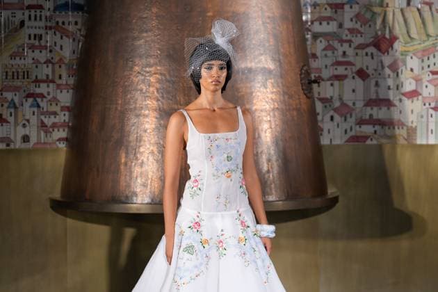 LISBOA FASHION WEEK A model walks the runway during Behen fashion show at Lisboa Fashion Week, ModaLisboa Base, in Lisbon, Portugal. 04.10.2025 Lisboa Patio da Gale Lisboa Portugal Copyright: xBrunoxdexCarvalhox