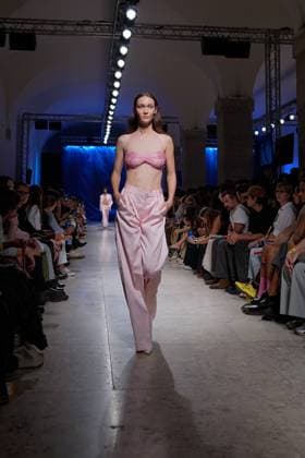 October 4, 2025, Lisbon, Portugal: A model walks the runway during Goncalo Peixoto fashion show at ModaLisboa Base, Lisbon Fashion Week in Lisboa. Lisbon Portugal - ZUMAs197 20251004_aaa_s197_526 Copyright: xBrunoxdexCarvalhox