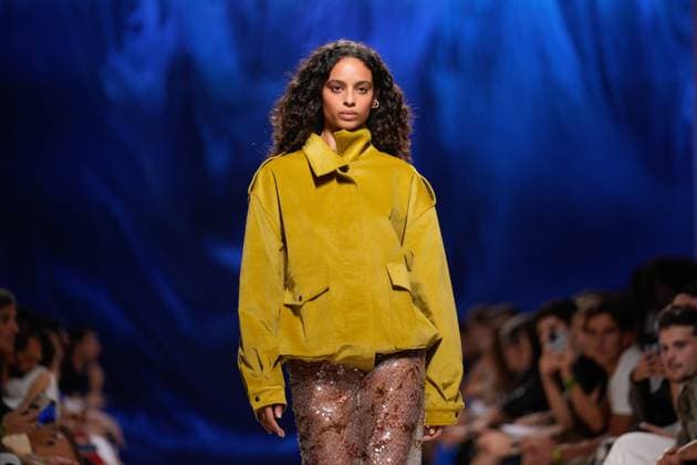 October 4, 2025, Lisbon, Portugal: A model walks the runway during Goncalo Peixoto fashion show at ModaLisboa Base, Lisbon Fashion Week in Lisboa. Lisbon Portugal - ZUMAs197 20251004_aaa_s197_522 Copyright: xBrunoxdexCarvalhox