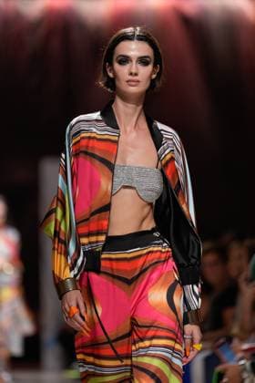 Lisbon Fashion Week in Lisboa, Portugal - 04 Oct 2025 A model walks the runway during Carlos Gil fashion show at ModaLisboa Base, Lisbon Fashion Week in Lisboa. Lisbon Portugal Copyright: xBrunoxdexCarvalhox xSOPAxImagesx brunodecarvalho_modalisboabase-3032