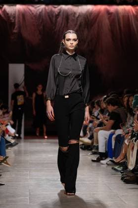 Lisbon Fashion Week in Lisboa, Portugal - 04 Oct 2025 A model walks the runway during Carlos Gil fashion show at ModaLisboa Base, Lisbon Fashion Week in Lisboa. Lisbon Portugal Copyright: xBrunoxdexCarvalhox xSOPAxImagesx brunodecarvalho_modalisboabase-3045