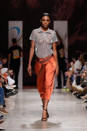 Lisbon Fashion Week in Lisboa, Portugal - 04 Oct 2025 A model walks the runway during Carlos Gil fashion show at ModaLisboa Base, Lisbon Fashion Week in Lisboa. Lisbon Portugal Copyright: xBrunoxdexCarvalhox xSOPAxImagesx brunodecarvalho_modalisboabase-3219
