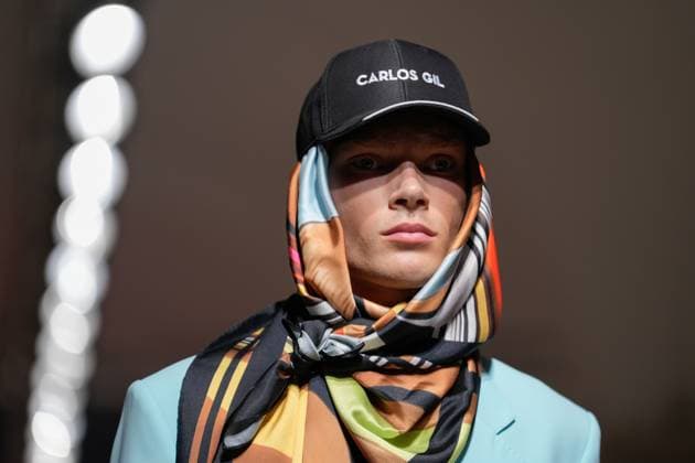 Lisbon Fashion Week in Lisboa, Portugal - 04 Oct 2025 A model walks the runway during Carlos Gil fashion show at ModaLisboa Base, Lisbon Fashion Week in Lisboa. Lisbon Portugal Copyright: xBrunoxdexCarvalhox xSOPAxImagesx brunodecarvalho_modalisboabase-3259