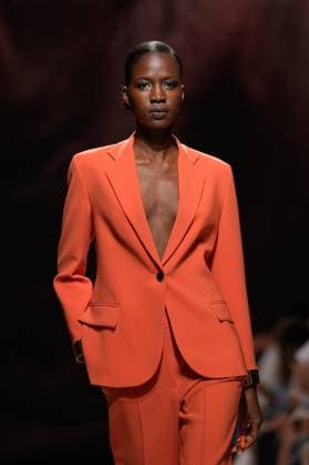 Lisbon Fashion Week in Lisboa, Portugal - 04 Oct 2025 A model walks the runway during Carlos Gil fashion show at ModaLisboa Base, Lisbon Fashion Week in Lisboa. Lisbon Portugal Copyright: xBrunoxdexCarvalhox xSOPAxImagesx brunodecarvalho_modalisboabase-3297