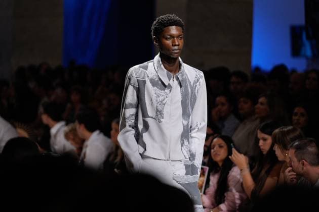 October 4, 2025, Lisbon, Portugal: A model walks the runway during Kolovrat fashion show at ModaLisboa Base, Lisbon Fashion Week in Lisboa. Lisbon Portugal - ZUMAs197 20251004_aaa_s197_552 Copyright: xBrunoxdexCarvalhox