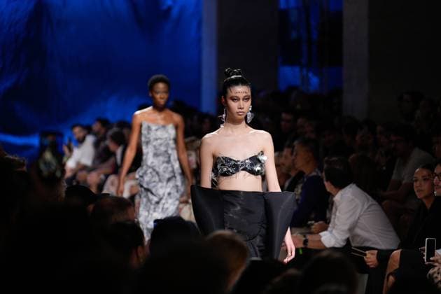 October 4, 2025, Lisbon, Portugal: A model walks the runway during Kolovrat fashion show at ModaLisboa Base, Lisbon Fashion Week in Lisboa. Lisbon Portugal - ZUMAs197 20251004_aaa_s197_556 Copyright: xBrunoxdexCarvalhox