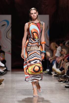 October 4, 2025, Lisbon, Portugal: A model walks the runway during Carlos Gil fashion show at ModaLisboa Base, Lisbon Fashion Week in Lisboa. Lisbon Portugal - ZUMAs197 20251004_aaa_s197_575 Copyright: xBrunoxdexCarvalhox