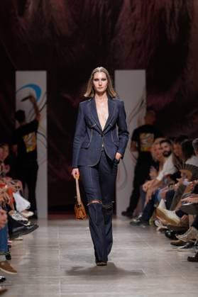 October 4, 2025, Lisbon, Portugal: A model walks the runway during Carlos Gil fashion show at ModaLisboa Base, Lisbon Fashion Week in Lisboa. Lisbon Portugal - ZUMAs197 20251004_aaa_s197_579 Copyright: xBrunoxdexCarvalhox