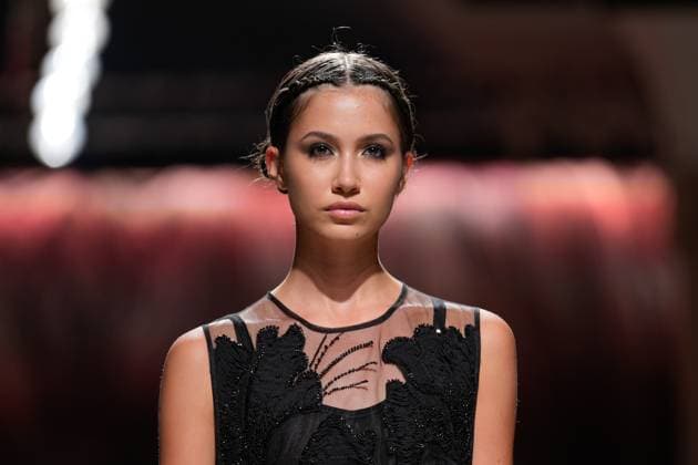 October 4, 2025, Lisbon, Portugal: A model walks the runway during Carlos Gil fashion show at ModaLisboa Base, Lisbon Fashion Week in Lisboa. Lisbon Portugal - ZUMAs197 20251004_aaa_s197_587 Copyright: xBrunoxdexCarvalhox