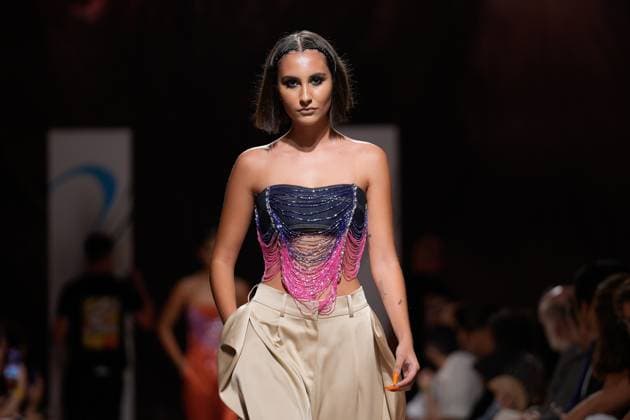 October 4, 2025, Lisbon, Portugal: A model walks the runway during Carlos Gil fashion show at ModaLisboa Base, Lisbon Fashion Week in Lisboa. Lisbon Portugal - ZUMAs197 20251004_aaa_s197_595 Copyright: xBrunoxdexCarvalhox