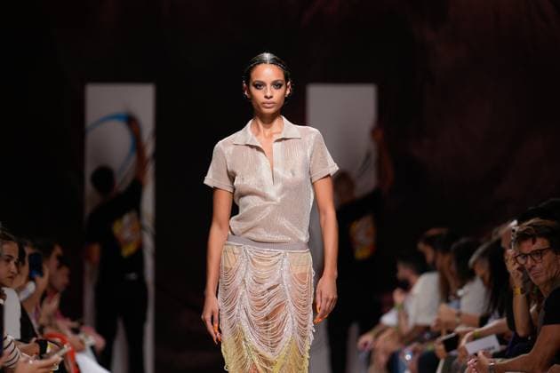 October 4, 2025, Lisbon, Portugal: A model walks the runway during Carlos Gil fashion show at ModaLisboa Base, Lisbon Fashion Week in Lisboa. Lisbon Portugal - ZUMAs197 20251004_aaa_s197_599 Copyright: xBrunoxdexCarvalhox