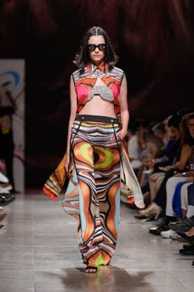 October 4, 2025, Lisbon, Portugal: A model walks the runway during Carlos Gil fashion show at ModaLisboa Base, Lisbon Fashion Week in Lisboa. Lisbon Portugal - ZUMAs197 20251004_aaa_s197_602 Copyright: xBrunoxdexCarvalhox