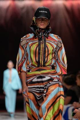 October 4, 2025, Lisbon, Portugal: A model walks the runway during Carlos Gil fashion show at ModaLisboa Base, Lisbon Fashion Week in Lisboa. Lisbon Portugal - ZUMAs197 20251004_aaa_s197_606 Copyright: xBrunoxdexCarvalhox