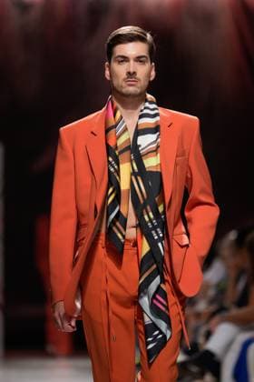 October 4, 2025, Lisbon, Portugal: A model walks the runway during Carlos Gil fashion show at ModaLisboa Base, Lisbon Fashion Week in Lisboa. Lisbon Portugal - ZUMAs197 20251004_aaa_s197_609 Copyright: xBrunoxdexCarvalhox