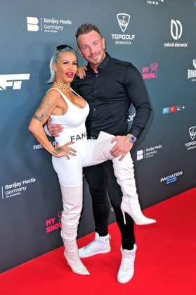 The Ultimate Hype . Ginger Costello-Wollersheim und Lukas anläßlich des Kampfsport-Events The Ultimate Hype am 04.10.2025 in der Rudolf-Weber-Arena Oberhausen. 20251004MWI088764