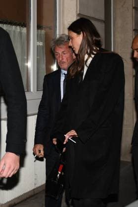 PFW - Sean Penn Leaves Sienna Restaurant Sean Penn and his girlfriend Valeria Nicov leave The Sienna restaurant in Paris, France on October 4, 2025, during Paris Fashion Week. Photo by Florian Poitout ABACAPRESS.COM Paris France  Copyright: xPoitoutxFlorian ABACAx
