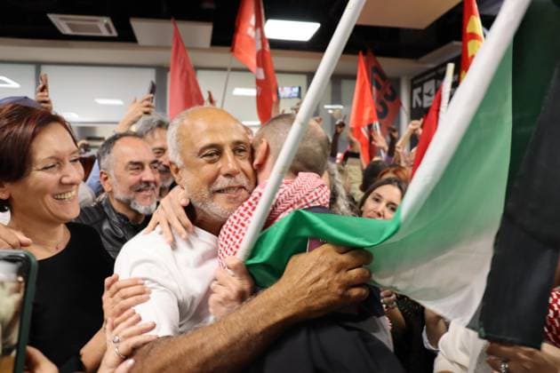 News Bilder des Tages October 5, 2025, Fiumicino: Un gruppo di 18 italiani dei 26 totali rilasciati dalle AutoritÃ israeliane che facevano parte della Global Sumud Flotilla e arrivato verso le 23.30 all aeroporto di Fiumicino con un volo della Turkish Airlines, 04 ottobre 2025.. .A group of 18 Italians, out of a total of 26 released by the Israeli authorities who were part of the Global Sumud Flotilla, arrived at Fiumicino Airport on a Turkish Airlines flight around 11:30 p.m., Rome, Italy, 04 October 2025..ANSA TELENEWS Fiumicino  - ZUMAa110 20251005_zaf_a110_007 Copyright: xTelenewsx
