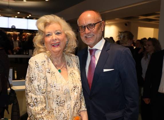 Die Fledermaus Premiere - Theater an der Wien Wien, Theater an der Wien, 04. 10. 2025 Birgit SARATA mit Begleiter