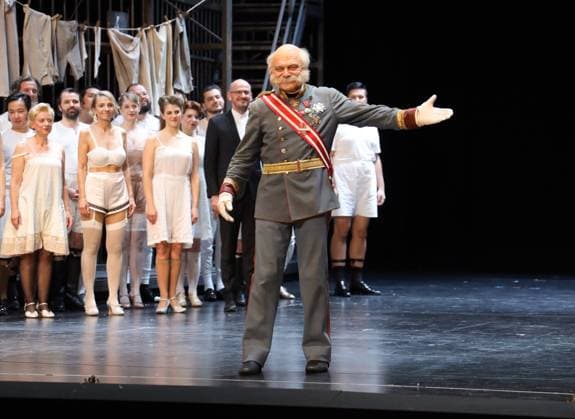 Die Fledermaus Premiere - Theater an der Wien Wien, Theater an der Wien, 04. 10. 2025 Alexander STROBELE