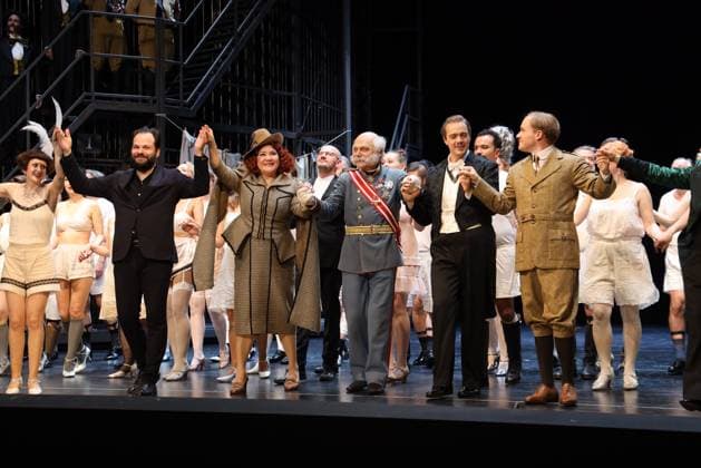 Die Fledermaus Premiere - Theater an der Wien Wien, Theater an der Wien, 04. 10. 2025 Jana KURUCOVA, Kresimir STRAZANAC, Thomas BLONDELLE, Hulkar SABIROVA, Petr POPELKA, Leon KOSAVIC, Alexander STROBELE