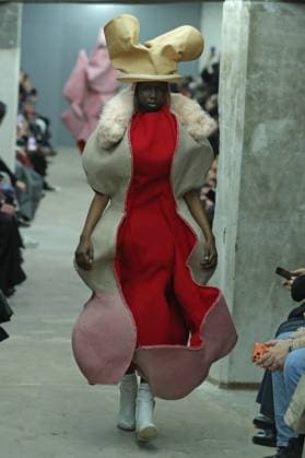 PFW - Comme Des Garcons Runway A model walks the runway during the Comme Des Garcons Womenswear Spring Summer 2026 show as part of Paris Fashion Week on October 04, 2025 in Paris, France. Photo by Alain-Gil Gonzalez ABACAPRESS.COM Paris France  Copyright: xGonzalezxAlain-Gil ABACAx