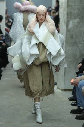PFW - Comme Des Garcons Runway A model walks the runway during the Comme Des Garcons Womenswear Spring Summer 2026 show as part of Paris Fashion Week on October 04, 2025 in Paris, France. Photo by Alain-Gil Gonzalez ABACAPRESS.COM Paris France  Copyright: xGonzalezxAlain-Gil ABACAx