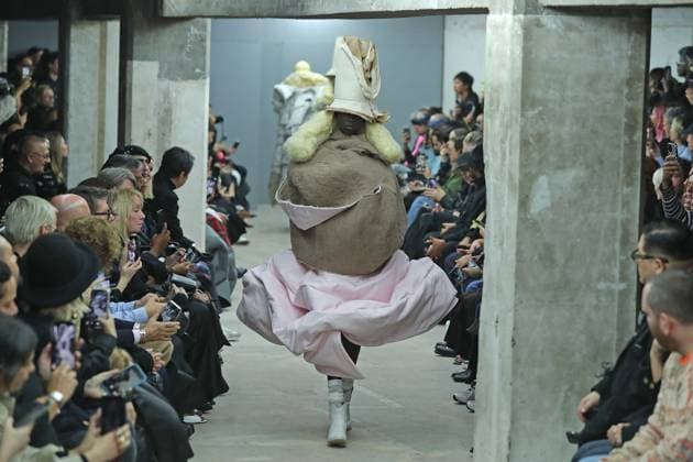 PFW - Comme Des Garcons Runway A model walks the runway during the Comme Des Garcons Womenswear Spring Summer 2026 show as part of Paris Fashion Week on October 04, 2025 in Paris, France. Photo by Alain-Gil Gonzalez ABACAPRESS.COM Paris France  Copyright: xGonzalezxAlain-Gil ABACAx