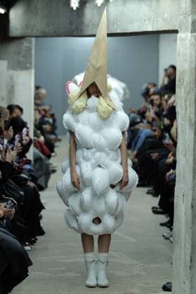 PFW - Comme Des Garcons Runway A model walks the runway during the Comme Des Garcons Womenswear Spring Summer 2026 show as part of Paris Fashion Week on October 04, 2025 in Paris, France. Photo by Alain-Gil Gonzalez ABACAPRESS.COM Paris France  Copyright: xGonzalezxAlain-Gil ABACAx