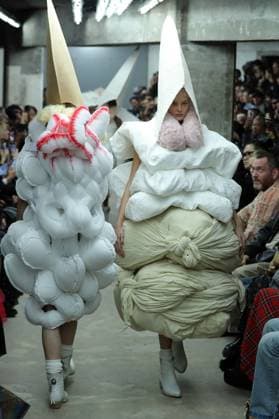 PFW - Comme Des Garcons Runway A model walks the runway during the Comme Des Garcons Womenswear Spring Summer 2026 show as part of Paris Fashion Week on October 04, 2025 in Paris, France. Photo by Alain-Gil Gonzalez ABACAPRESS.COM Paris France  Copyright: xGonzalezxAlain-Gil ABACAx