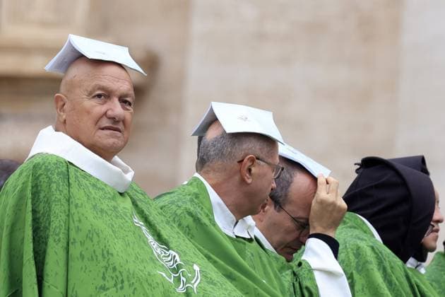 News Bilder des Tages Pope Leo XIV celebrates the Jubilee of the Missionary World and the Jubilee of Migrants VATICAN CITY, VATICAN - OCTOBER 05: Priests take shelter from the rain during a Mass celebrated by Pope Leo XIV (not seen) for the Jubilee of the Missionary World and the Jubilee of Migrants in St. PeterÕs Square at the Vatican, on October 05, 2025. Riccardo De Luca Anadolu Vatican City Vatican. Editorial use only. Please get in touch for any other usage.  Copyright: x2025xAnadoluxRiccardoxDexLucax