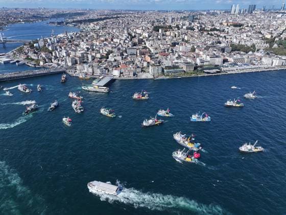 Thousands march in Istanbul in support of the Freedom Flotilla ISTANBUL, TURKIYE - OCTOBER 5: An aerial view shows boats sailing on the sea during a march organized by the Humanitarian Relief Foundation (IHH) and the Palestine Support Platform, in Istanbul, Turkiye, in support of the Freedom Flotilla, which set sail to break the Israeli blockade and oppose the ongoing siege in Gaza, on October 5, 2025. Oguz Yeter Anadolu Istanbul Turkey. Editorial use only. Please get in touch for any other usage.  Copyright: x2025xAnadoluxOguzxYeterx
