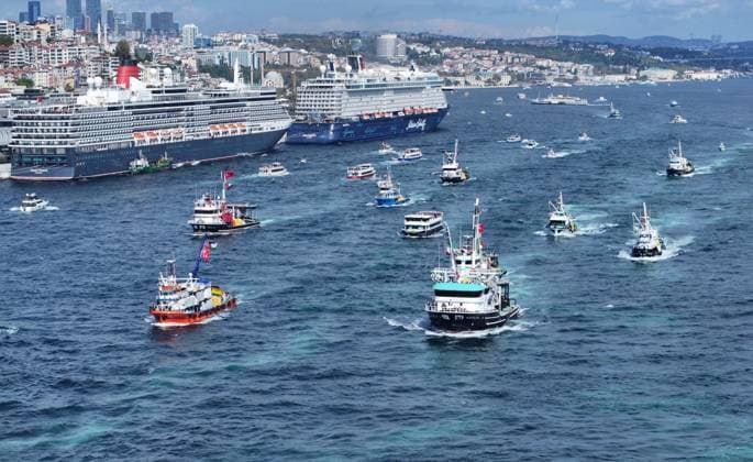 Thousands march in Istanbul in support of the Freedom Flotilla ISTANBUL, TURKIYE - OCTOBER 5: An aerial view shows boats sailing on the sea during a march organized by the Humanitarian Relief Foundation (IHH) and the Palestine Support Platform, in Istanbul, Turkiye, in support of the Freedom Flotilla, which set sail to break the Israeli blockade and oppose the ongoing siege in Gaza, on October 5, 2025. Oguz Yeter Anadolu Istanbul Turkey. Editorial use only. Please get in touch for any other usage.  Copyright: x2025xAnadoluxOguzxYeterx