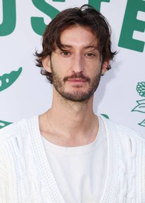 Pierre Niney au photocall du défilé Lacoste Collection Femme Prêt à Porter Printemps Eté 2026 lors de la Fashion Week de Paris PFW , au Lycée Carnot, à Paris, France, le 5 octobre 2025 Sam Delpech Bestimage Photocall Lacoste Womenswear Spring Summer 2026 show as part of Paris Fashion Week on October 05, 2025 in Paris, France Paris France  Copyright: xDenisxGuignebourgx xBestimagexDenisxGuignebourgx xBestimagex