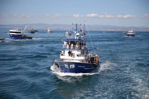 News Bilder des Tages Boats set sail from Edirne in support of the Global Sumud Flotilla EDIRNE, TURKIYE - OCTOBER 05: An aerial view shows boats adorned with Turkish and Palestinian flags are setting sail in support of the Global Sumud Flotilla, which was attacked by Israel while en route to deliver humanitarian aid to Palestine and Gaza, in Enez district of Edirne, Turkiye on October 05, 2025. Gokhan Zobar Anadolu Edirne Turkey. Editorial use only. Please get in touch for any other usage.  Copyright: x2025xAnadoluxGokhanxZobarx